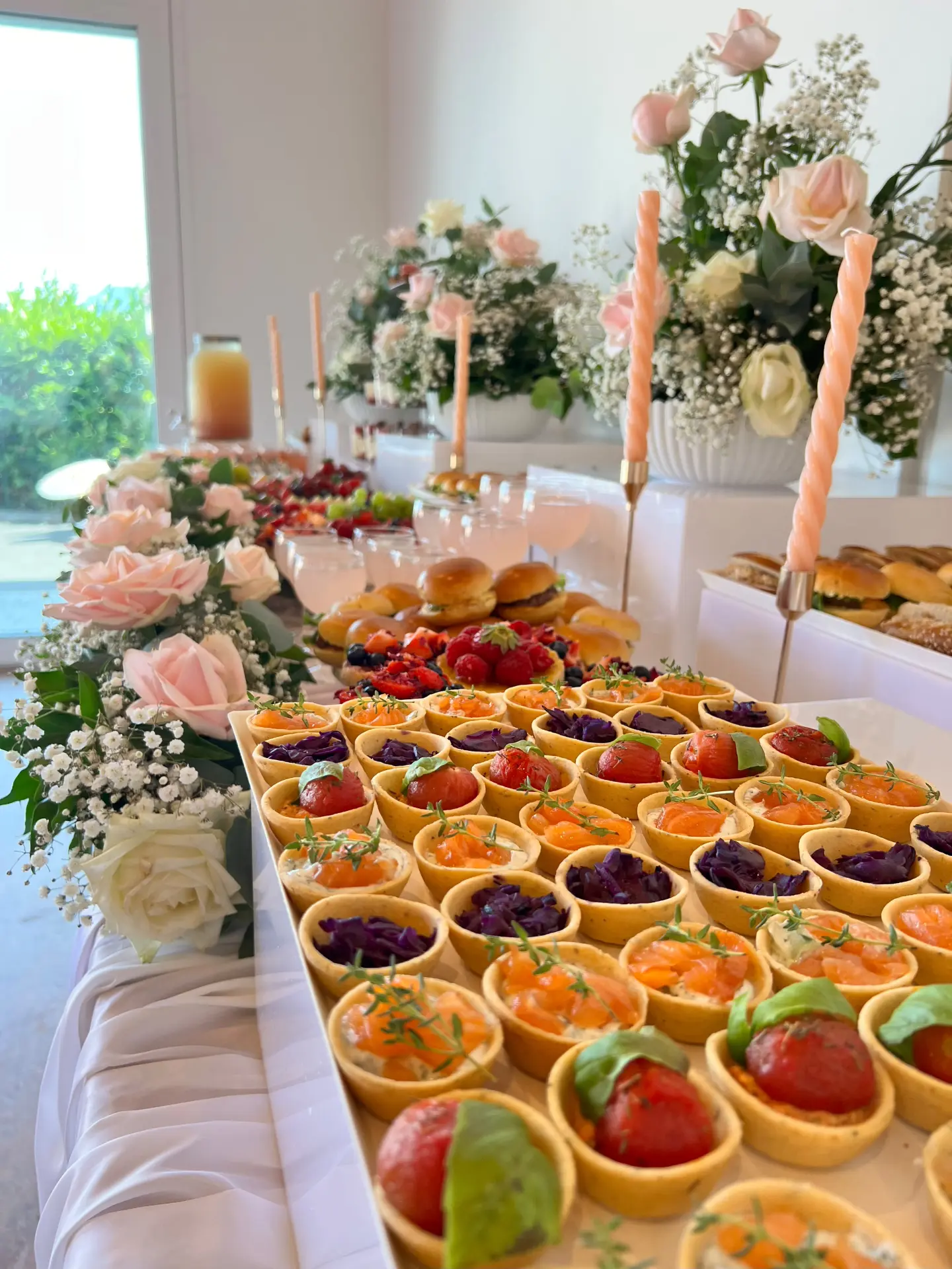 Assortiment salé d’un buffet fleuri NS Brunch